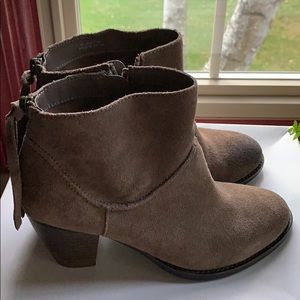 Steve Madden 7.5 Milaan Drk Gray Suede Ankle Boots